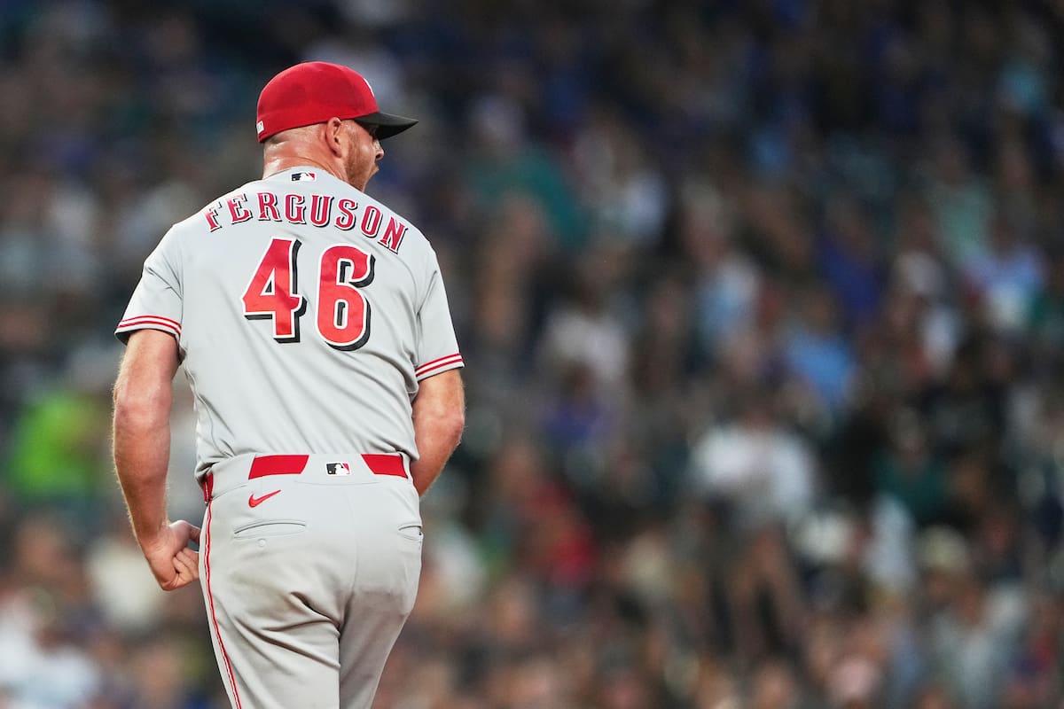 Caleb Ferguson, relevista de los Rojos de Cincinnati, protesta en el séptimo inning del juego ante l