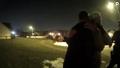 Caleb Flynn abrazando a su suegra mientras las fuerzas del orden investigan el asesinato de su esposa (Foto: Departamento de Policía de Tipp City)