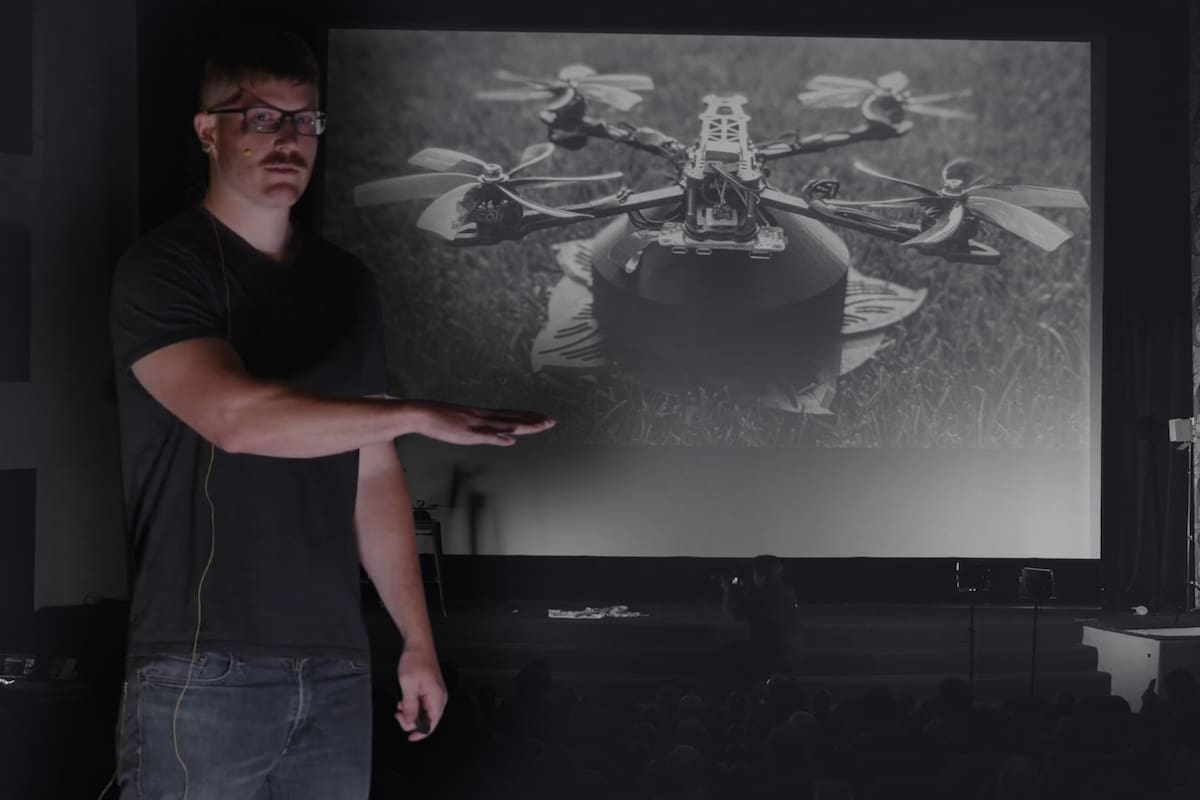 Caleb Olson, de Minnesota, creó un dispositivo que recoje excrementos de mascotas de forma automática