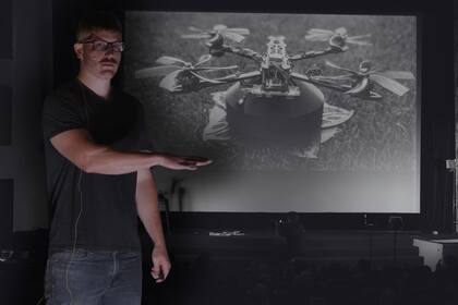 Caleb Olson, de Minnesota, creó un dispositivo que recoje excrementos de mascotas de forma automática