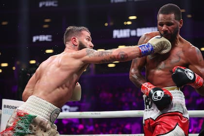 Caleb Plant peleando ante Anthony Dirrell