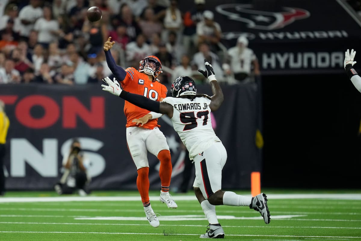 Caleb Williams (18), quarterback de los Bears de Chicago, lanza sobre el defensive tackle Mario Edwards Jr. (97), de los Texans de Houston, surante la segunda mitad del juego de la NFL, el domingo 15 de septiembre de 2024, en Houston. (AP Foto/Eric Christian Smith)
