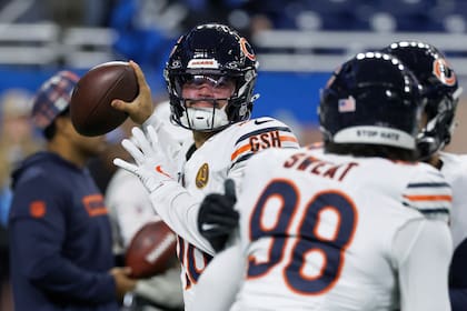 Caleb Williams, quarterback de los Bears de Chicago, lanza un pase antes del partido ante los Lions de Detroit, el jueves 28 de noviembre de 2024 (AP Foto/Carlos Osorio)