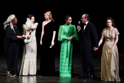 Momentos de presentación. Algunas de las protagonistas del calendario Pirelli junto a la anfitriona Whoopi Goldberg y el fotografo Paolo Roversi y la artista Stella Roversi