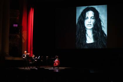 La imagen de Rosalía, quien no pudo estar presente durante la gala, por su intensa agenda laboral