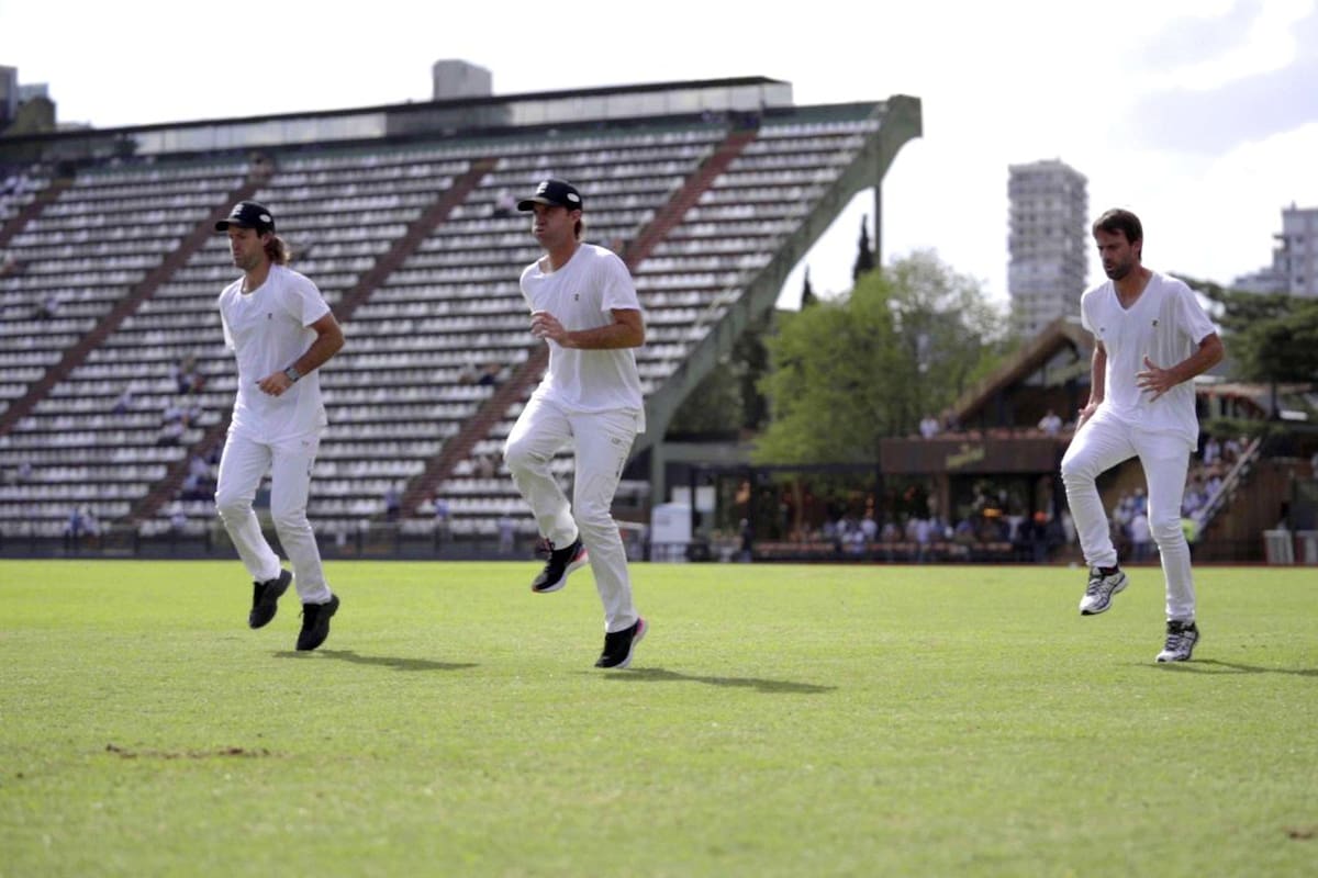 Calentamiento previo de Nicolás, Gonzalo (h.) y Facundo Pieres, en la cancha 1 de Palermo.