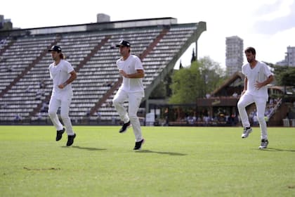Calentamiento previo de Nicolás, Gonzalo (h.) y Facundo Pieres, en la cancha 1 de Palermo.