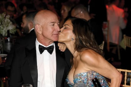 Calentando motores. A días de
su enlace, Jeff Bezos y Lauren
Sanchez se mostraron muy
enamorados en la reciente edición
de la gala amfAR, celebrada el
22 de mayo en Cannes.