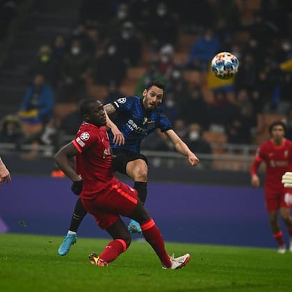 Calhanoglu revienta su remate en el travesaño para Inter