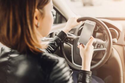 California endurece las medidas sobre utilizar el teléfono móvil al volante
