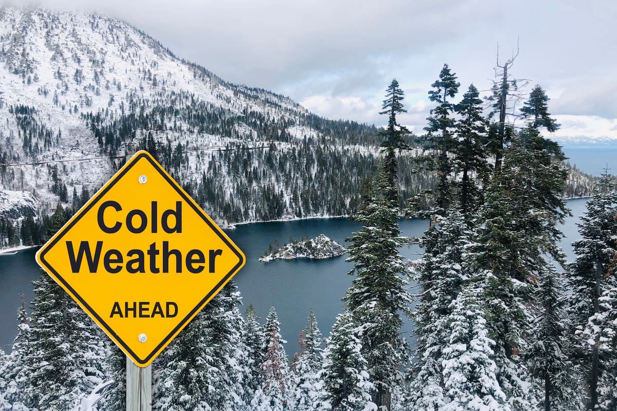 California experimentará un giro drástico desde temperaturas inusualmente cálidas que rozaron los 90°F (32°C) hasta un patrón invernal con lluvias intensas, descenso térmico y nevadas en las montañas