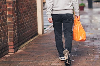 California prohibiría la entrega de bolsas plásticas en los comercios