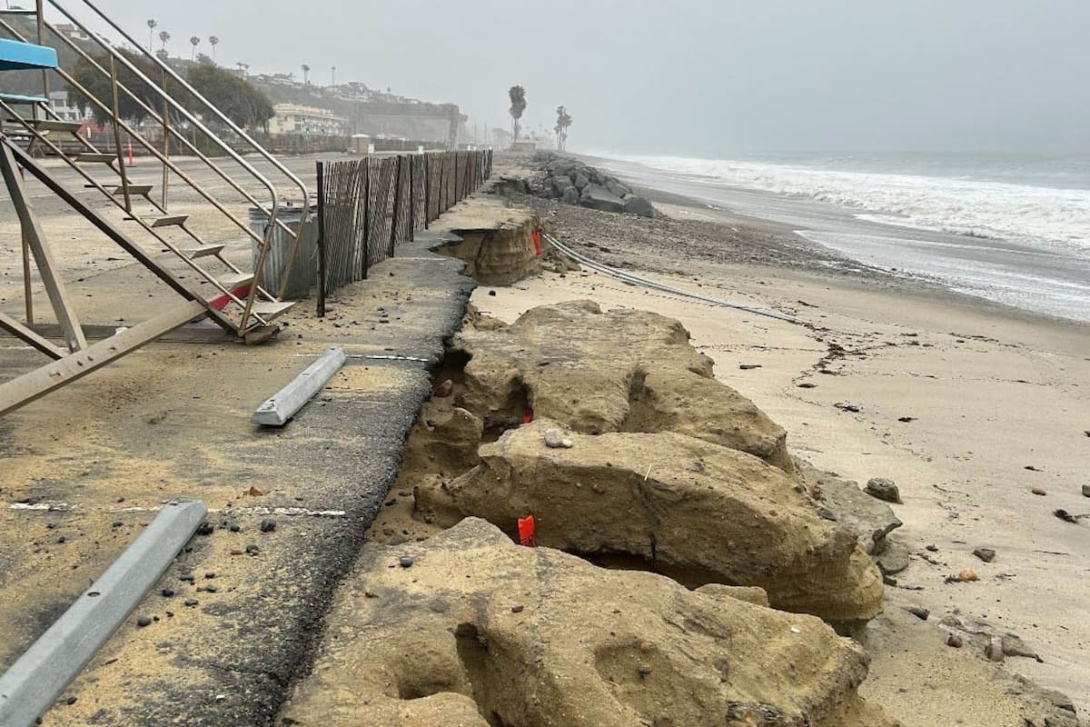 California refuerza distintos sectores de su costa ante el fuerte oleaje y el avance de la erosión