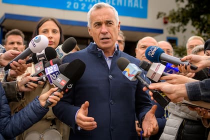 Calin Georgescu, que se presenta como candidato independiente a la presidencia, habla con los medios de comunicación tras registrar su candidatura a las elecciones presidenciales del país, en Bucarest, Rumanía, el martes 1 de octubre de 2024. (AP foto/Alexandru Dobre)