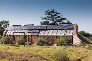 Fueron amigos de la infancia, se enamoraron y construyeron juntos una hostería sustentable y alternativa en Colonia