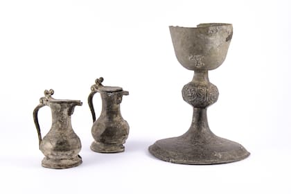 Cáliz y vinajeras de peltre (España, siglo XIII), adquiridos por Schenone en su viaje a España en 1947. Para las historiadores del arte Gabriela Siracusano, Eugenia Tomasini y Claudia Puebla, "se trataría del conjunto más antiguo, de este tipo, descubierto en España hasta la fecha"