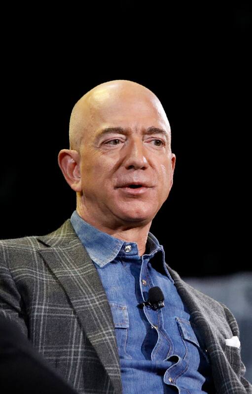 Calladamente, sin pompa, sin ruido, Bezos vio antes que nadie que el mundo real y el virtual coexisten solapados