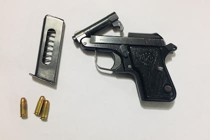 Calle 49 Nro. 1608 e/ 27 y 28 La Plata, secuestro de armas