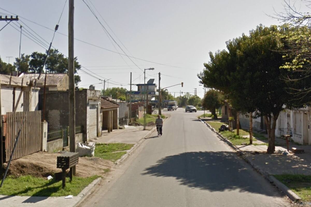 Calle 83, entre 121 bis y 122, en Villa Elvira, La Plata