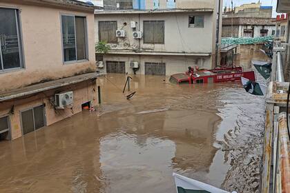 Calle anegada tras una inundación repentina causada por las intensas lluvias, en el vecindario de Mingora, en el valle del Swat, en el noroeste de Pakistán