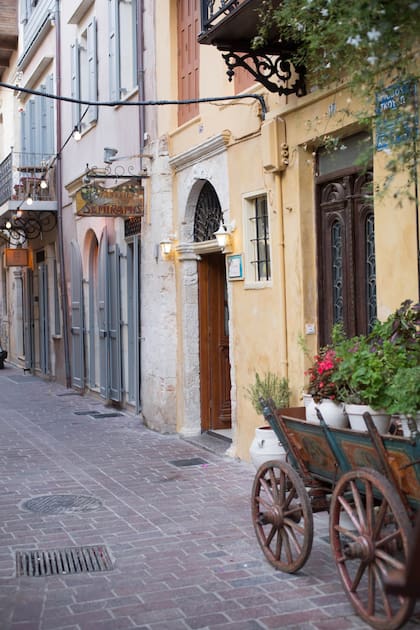 Calle de la pintoresca ciudad de Chania.