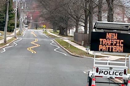 Calle de Montgomery Township, en Pensilvania, Estados Unidos, donde las autoridades pintaron líneas onduladas en el pavimento para evitar accidentes