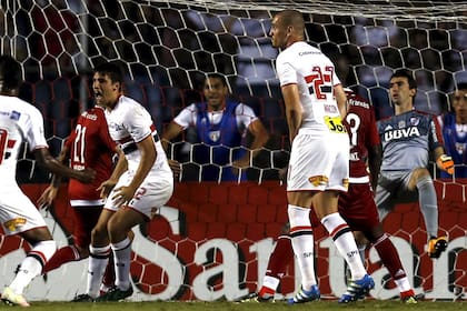 Calleri hizo los dos goles para el triunfo ante River
