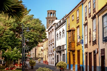 Calles angostas y casas de colores en San Cristóbal de la Laguna