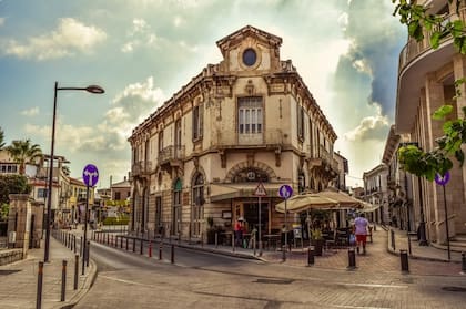 Calles de Limassol, la segunda ciudad en extensión de Chipre, después de su capital, Nicosia, que se divide en la parte turca y la parte griega.
