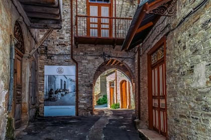 Calles de Lefkara. La ciudad estuvo ocupada por los venecianos y las mujeres italianas enseñaron a bordar lo que en Chipre se llama el lefkartitiko. El mantel del Duomo de Milano se realizó durante años en Chipre bajo el diseño de Leonardo da Vinci, que estuvo en la isla.