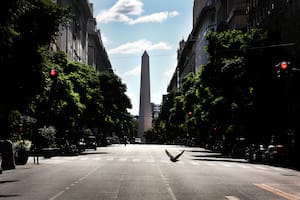 Calles desiertas. La imagen de una ciudad vacía en abril, a principios de la cuarentena; solo ciclistas en Diagonal Norte; detrás, el Obelisco