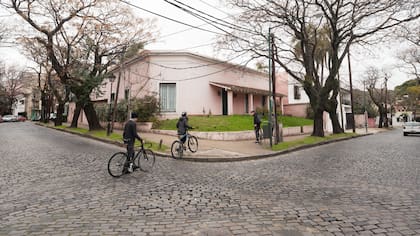Calles empedradas con una añosa arboleda pintan el escenario de este barrio de la zona norte