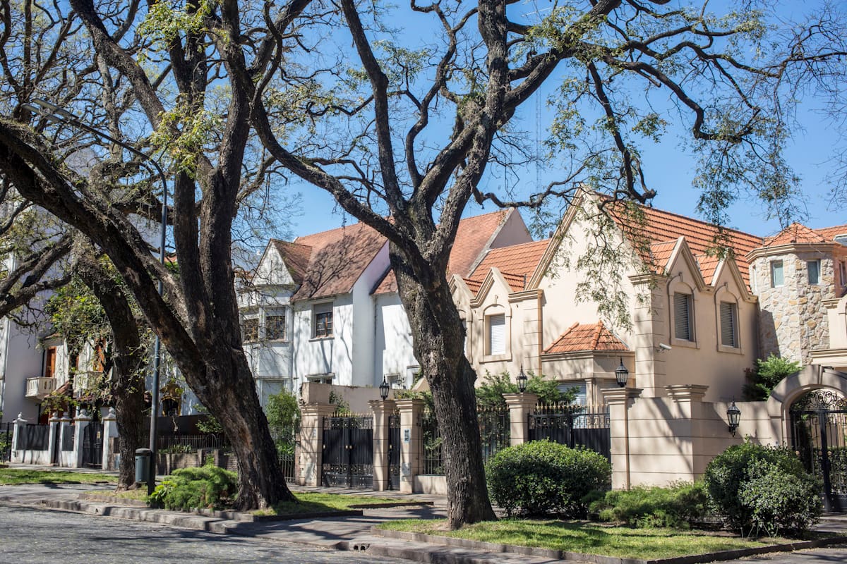 Calles empedradas y arboladas, lo más valorado de Belgrano R