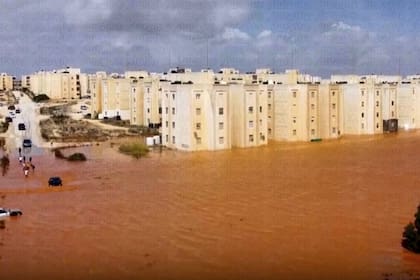 Calles inundadas después de la tormenta Daniel en Marj, Libia, el lunes 11 de septiembre de 2023