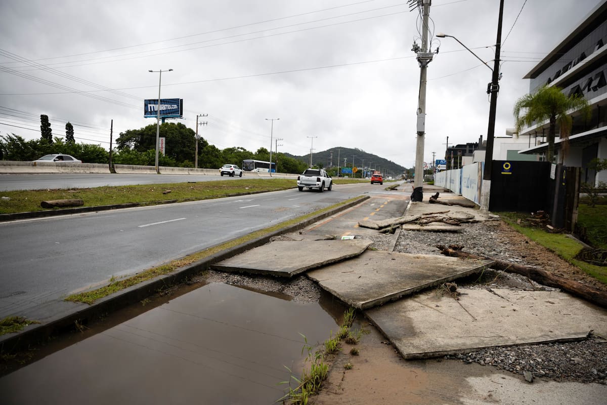 Calles y avenidas cortadas en los alrededores del Floripa Shopping, uno de los mas visitados por los turistas argentinos