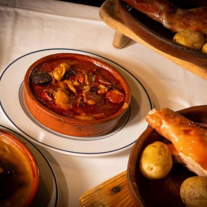 Callos a la madrileña, un plato típico de España que puede encontrarse en Botín
