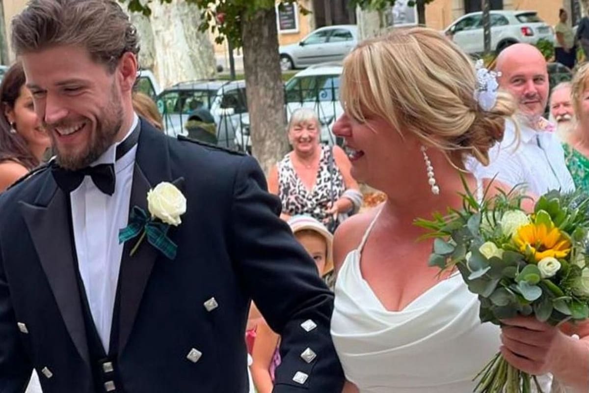 Callum Kerr llevó a su madre Dawn Searle al altar en 2023