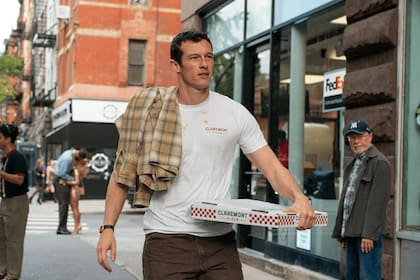 Callum Turner compone a Owen, el dueño de una pizzería que tiene planificada una salida romántica con su novia
