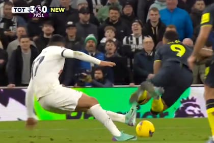 Callum Wilson sufre la infracción de Cuti Romero, en el partido entre Tottenham y Newcastle en la Premier League