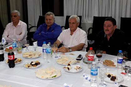 Caló flanqueado por Genta (Municipales), Lingeri (Obras Sanitarias) y Viviani (Taxistas)