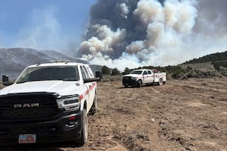 Calor, viento y sequía avivan incendios forestales en el oeste de EE.UU.