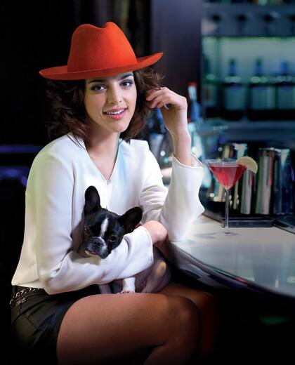 Calu Rivero, con su estilo siempre original, es una de las famosas que no sale sin un accesorio en la cabeza