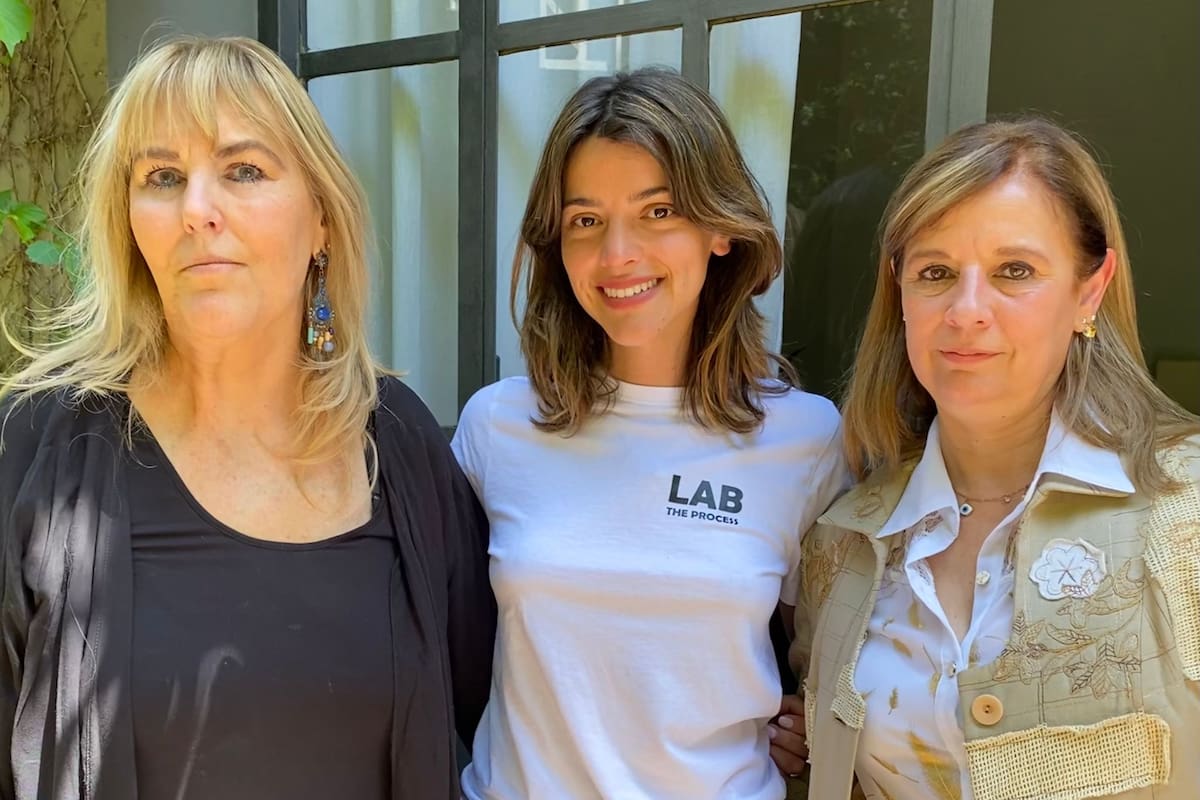 Calu Rivero, junto a su nueva abogada, la letrada Raquel Hermida, y la civilista Marcela Arvia