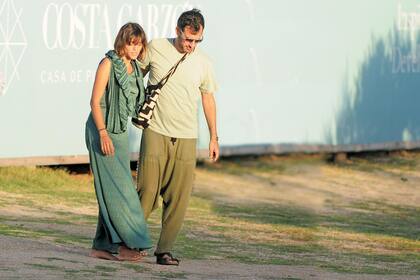 Calu y Aíto llegaron juntos
a Chiringuito, de Francis
Mallmann, en Costa Garzón.
Bajaron juntos a la playa y
luego ella se fue con sus padres,
Guillermo Rivero y Rita del
Valle Martínez.