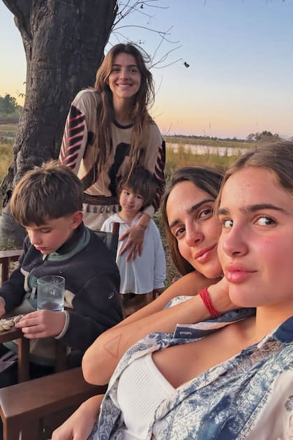 Calu y Tao (de pie); Daniela Ramos con sus
herederos, Zulu (en primer plano) y Mael de la Rúa