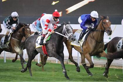 Calvente (de azul) guía a Miriñaque en la cita internacional de Arabia Saudita.