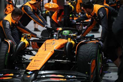 Calzado con gomas para lluvia intermedia, el McLaren del campeón, Lando Norris, para en los boxes en Las Vegas, donde se dio la temperatura más baja de la temporada.