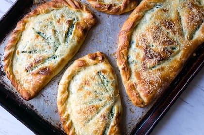 Calzone de acelga y anchoas con la masa básica de pizza.