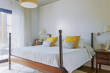 Cama antigua (The Bed Shop), mesas de luz (Luis Nipoti) y alfombra (Welna Store).