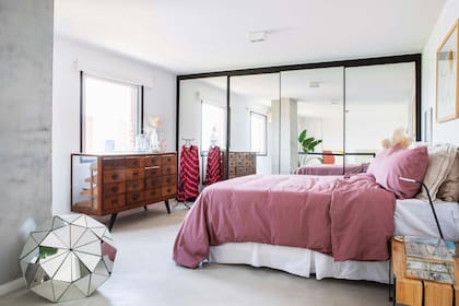 Cama con cubreedredón de algodón en tono uva (De Arrieta).